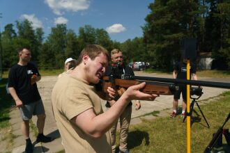 Игрок LASERWAR с винтовкой прицеливается